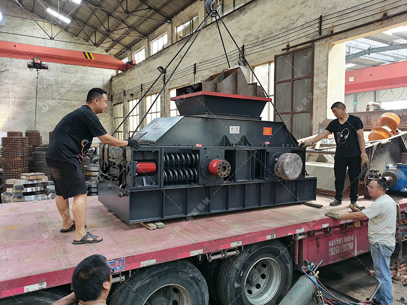 2PG1200x800型半自動(dòng)液壓對輥破碎機(jī)發(fā)貨圖片