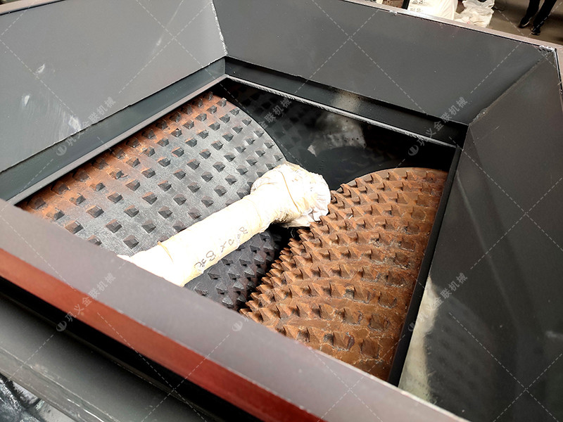 2pgc600*900雙齒輥破碎機發往安徽淮南_破碎煤矸石