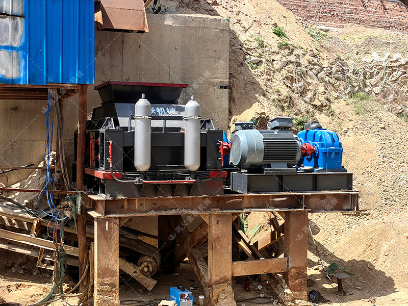 四川綿陽鵝卵石生產(chǎn)線現(xiàn)場-1210連軸對(duì)輥破碎機(jī)