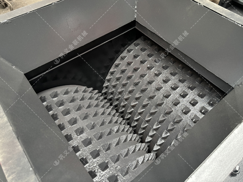 大塊煤矸石直接喂料會(huì)損壞設(shè)備?狼牙齒輥為何敢承諾'來者不拒'? 大塊煤矸石直接喂料會(huì)損壞設(shè)備?狼牙齒輥為何敢承諾'來者不拒'?